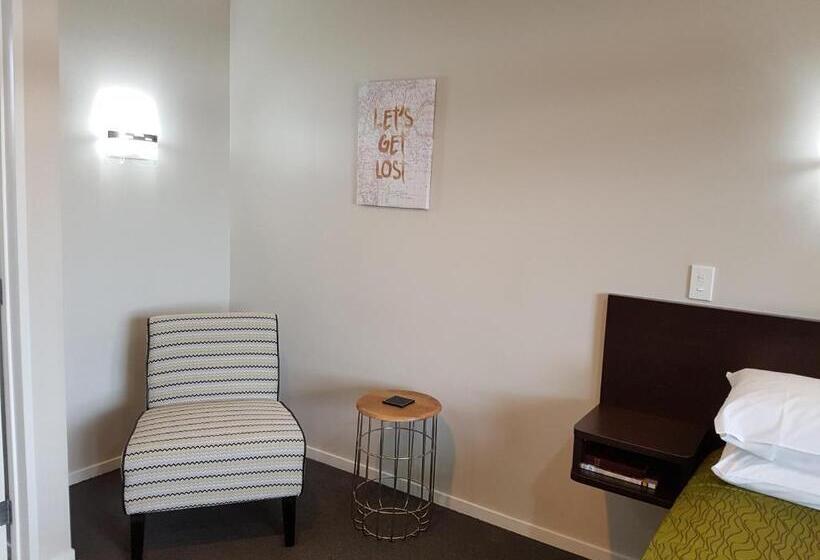 استودیوی استاندارد, Aspree Motor Inn