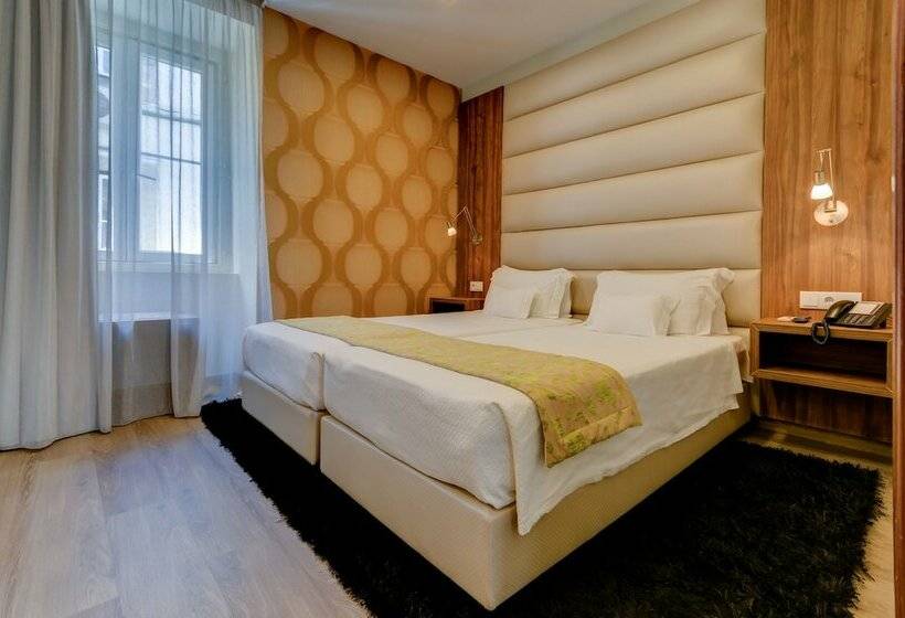 Chambre Triple Standard, Borges Chiado