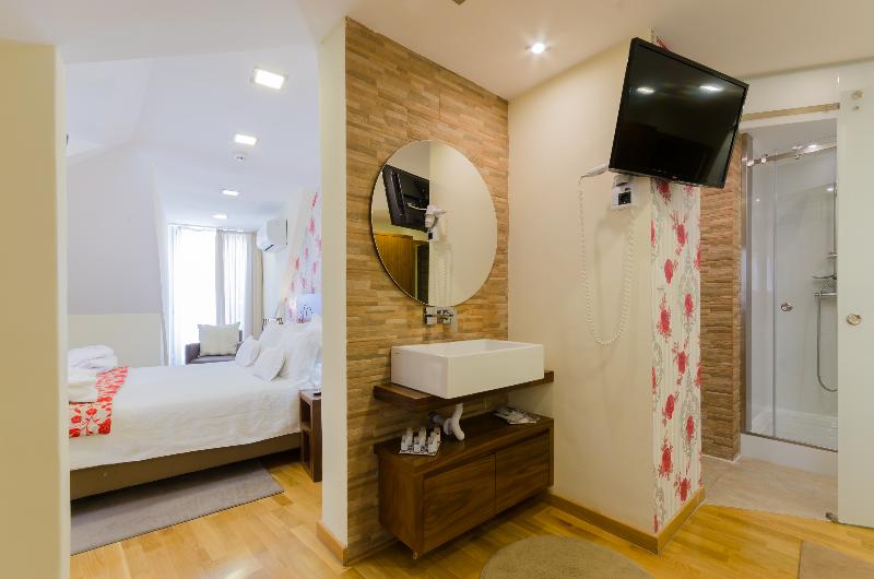 اتاق استاندارد چهار تخته, Borges Chiado