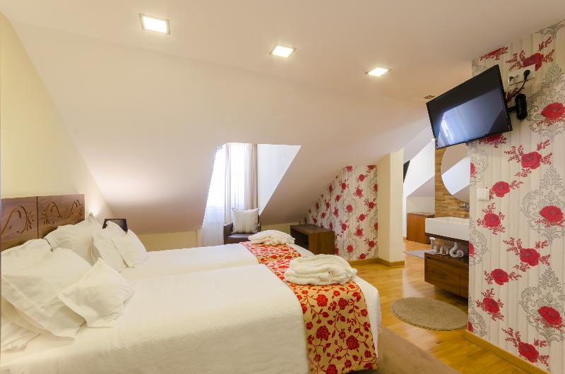 اتاق استاندارد چهار تخته, Borges Chiado