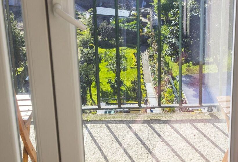 اتاق خانوادگی با چشم‌انداز باغ, Estoril Porto
