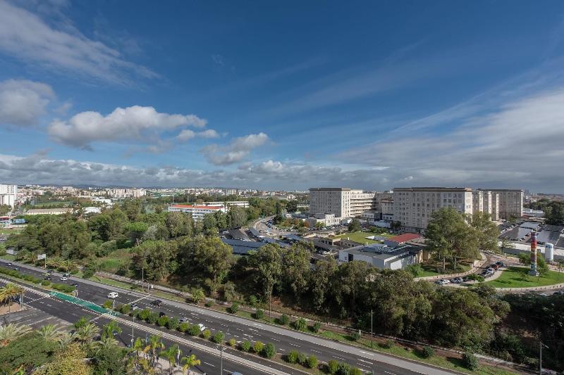 اتاق سوپریور با چشم‌انداز استخر, Lisbon Marriott