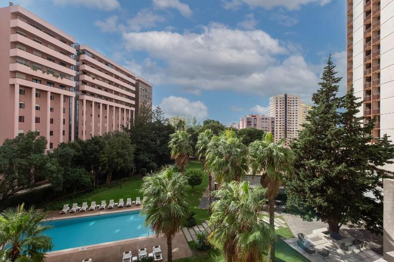 اتاق سوپریور با چشم‌انداز استخر, Lisbon Marriott