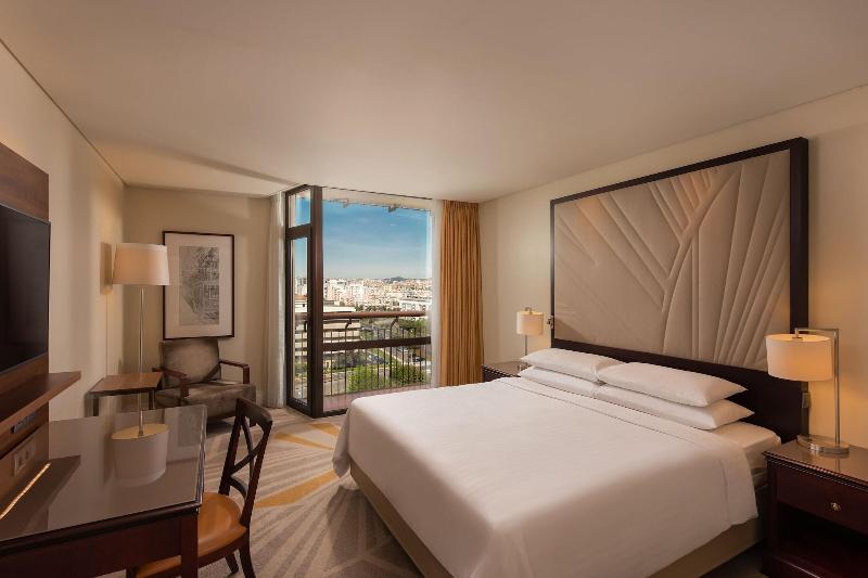 اتاق سوپریور با چشم‌انداز استخر, Lisbon Marriott