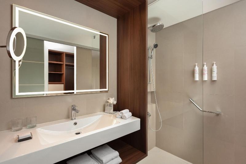 اتاق سوپریور با چشم‌انداز استخر, Lisbon Marriott