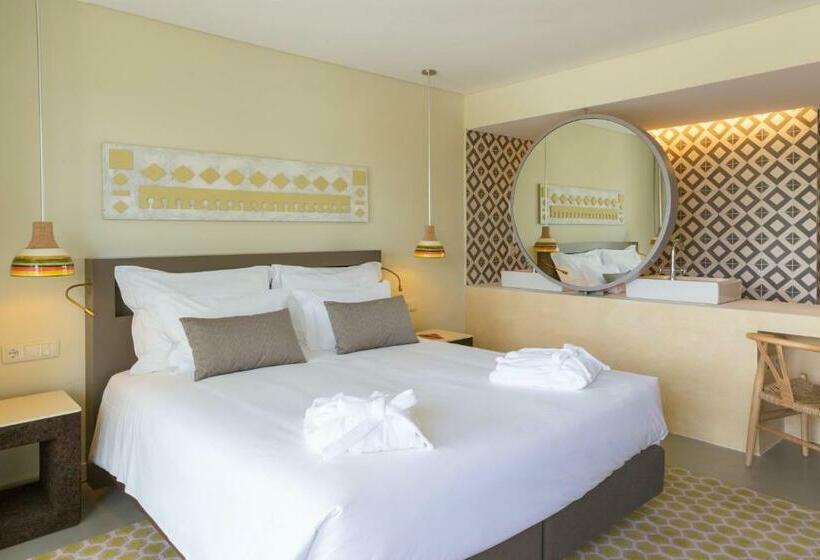 Premium Kamer, Ozadi Tavira