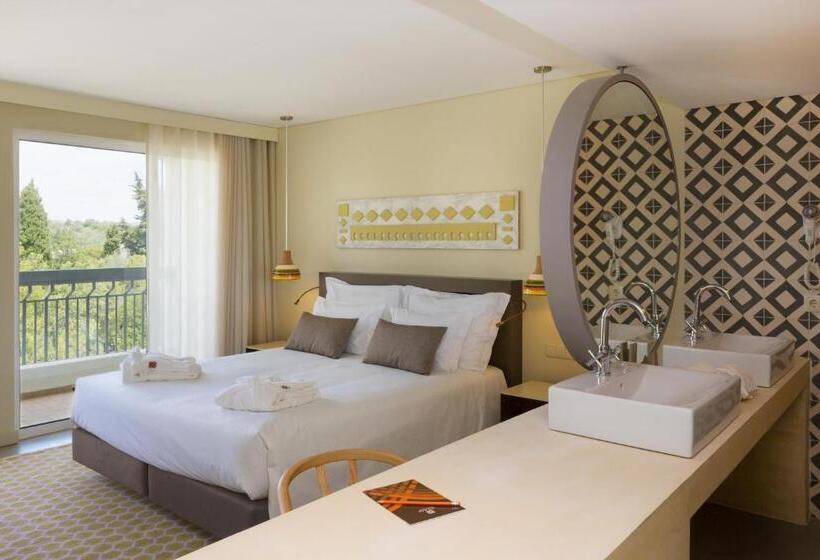 Premium Kamer, Ozadi Tavira