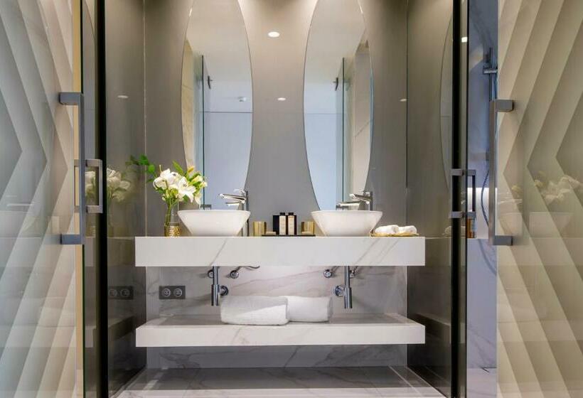 اتاق استاندارد با چشم‌انداز باغ, Savoy Palace, The Leading Hotels of The World Savoy Signature