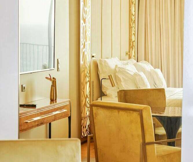 اتاق استاندارد با چشم‌انداز دریا, Savoy Palace, The Leading Hotels of The World Savoy Signature