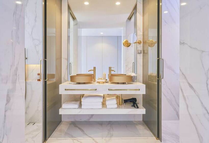 اتاق استاندارد با چشم‌انداز دریا, Savoy Palace, The Leading Hotels of The World Savoy Signature