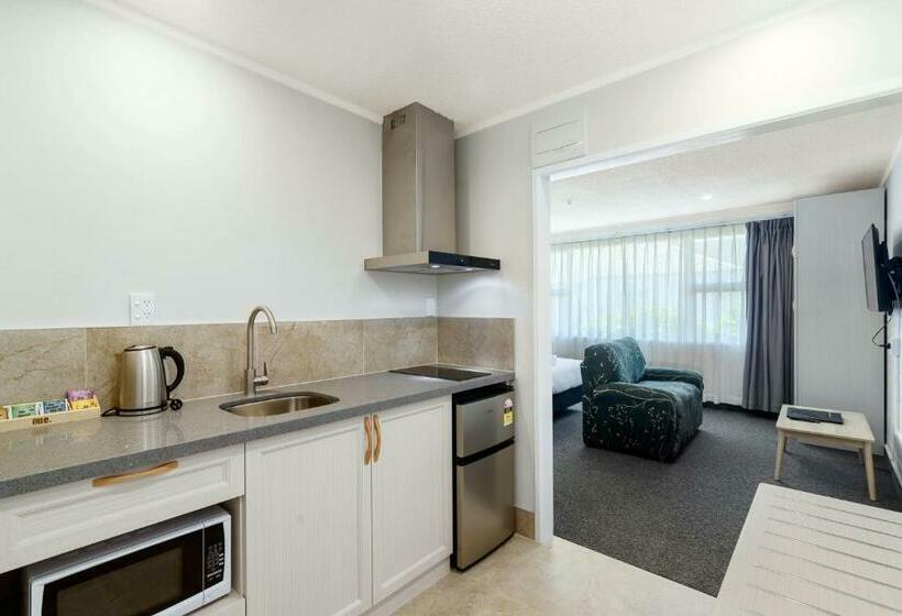 استودیوی لوکس, Thermal Oak Motel