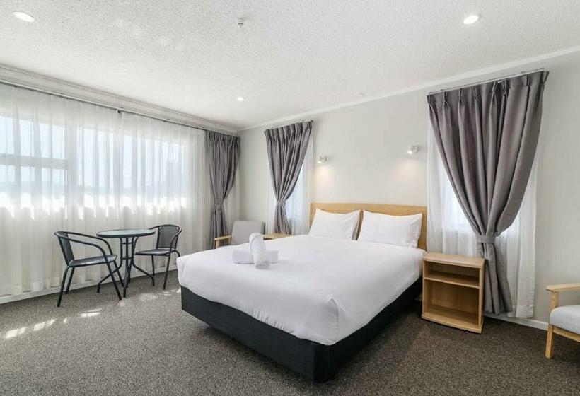 استودیوی لوکس, Thermal Oak Motel