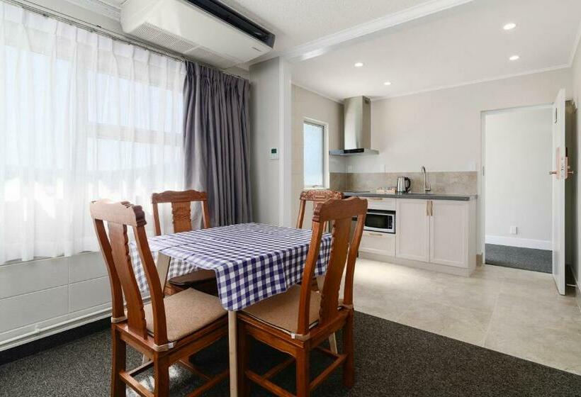 سوئیت با تخت بزرگ, Thermal Oak Motel