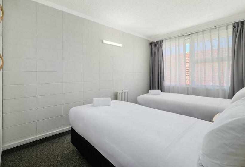 سوئیت با تخت بزرگ, Thermal Oak Motel