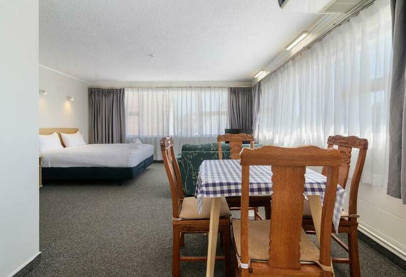 سوئیت با تخت بزرگ, Thermal Oak Motel