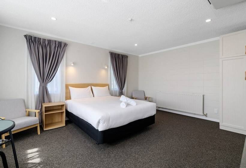 استودیوی لوکس, Thermal Oak Motel