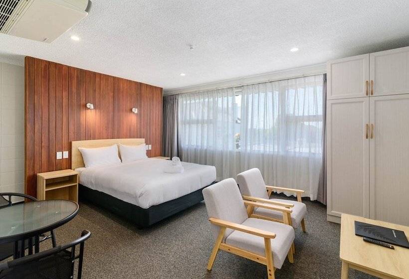 استودیوی لوکس, Thermal Oak Motel