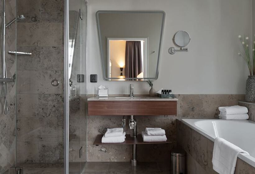 سوییت جونیور, Elite Hotel Savoy