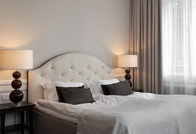 سوییت جونیور, Elite Hotel Savoy