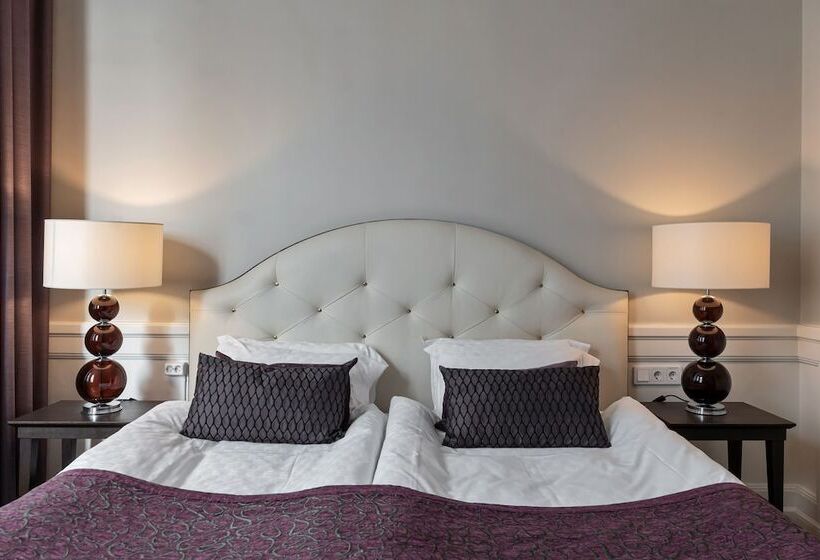 سوییت جونیور, Elite Hotel Savoy