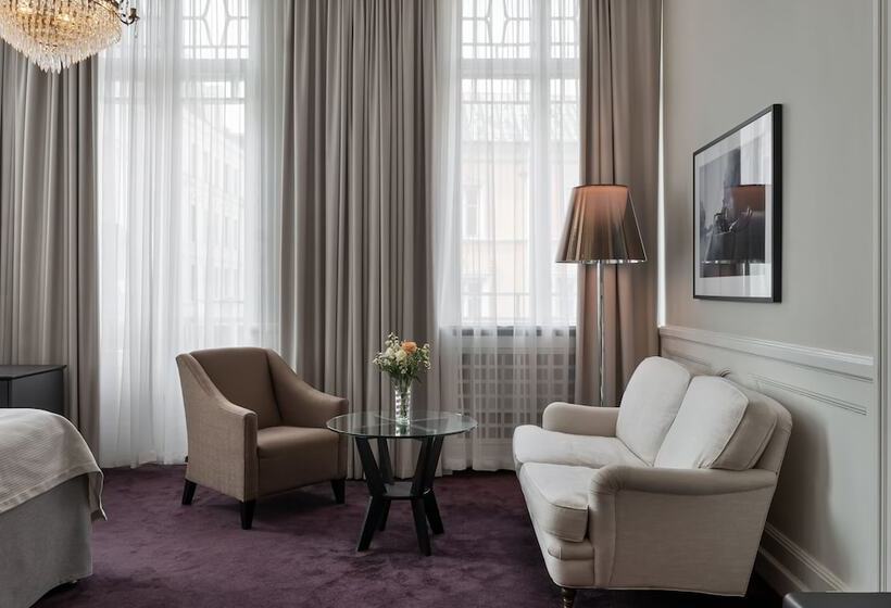 سوییت جونیور, Elite Hotel Savoy