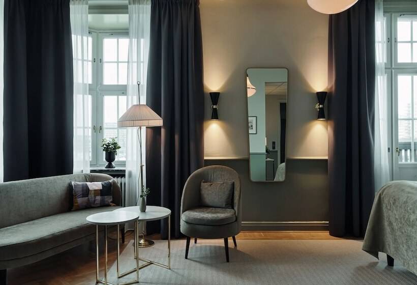 سوییت جونیور, Elite Hotel Savoy