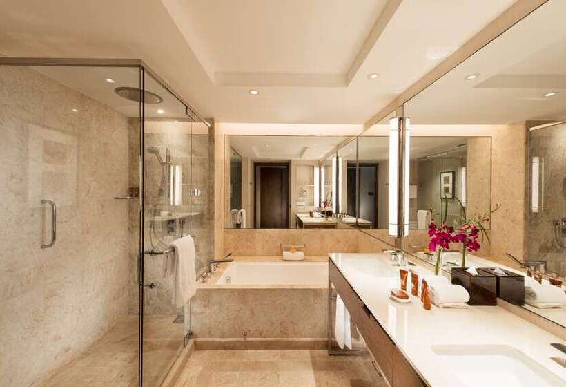 اتاق لوکس با تخت بزرگ, Doubletree By Hilton Phuket Banthai Resort