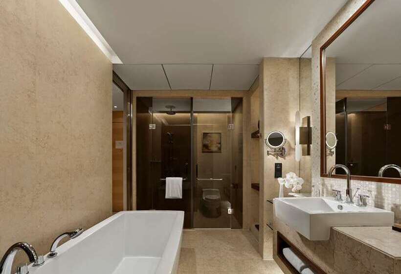 اتاق لوکس با چشم‌انداز استخر, Doubletree By Hilton Phuket Banthai Resort