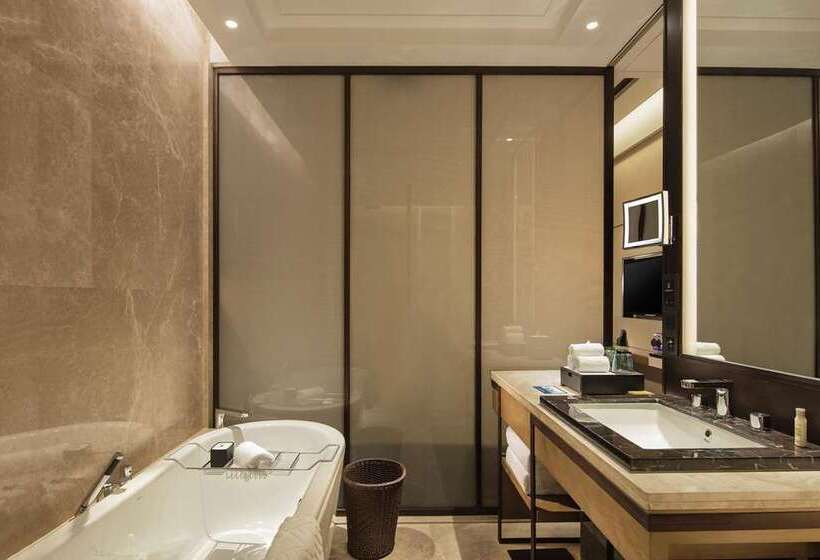 اتاق لوکس با چشم‌انداز استخر, Doubletree By Hilton Phuket Banthai Resort