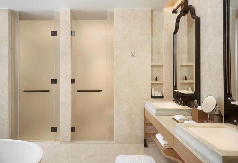 اتاق لوکس با تخت بزرگ, Dusit Thani Bangkok