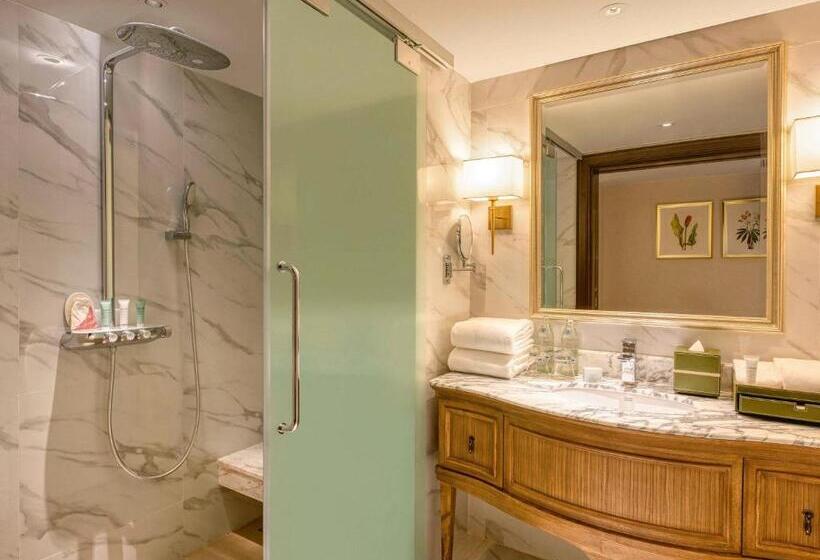 اتاق لوکس با تخت بزرگ, Mövenpick Hotel Bangkok Ploenchit Bdms