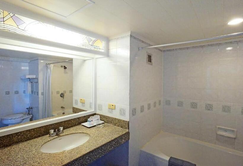 اتاق لوکس با چشم‌انداز دریا, Pattaya Park Beach Resort