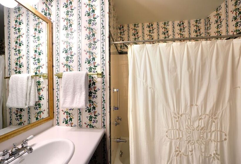 Classic Room Double Bed, Apple Tree Inn