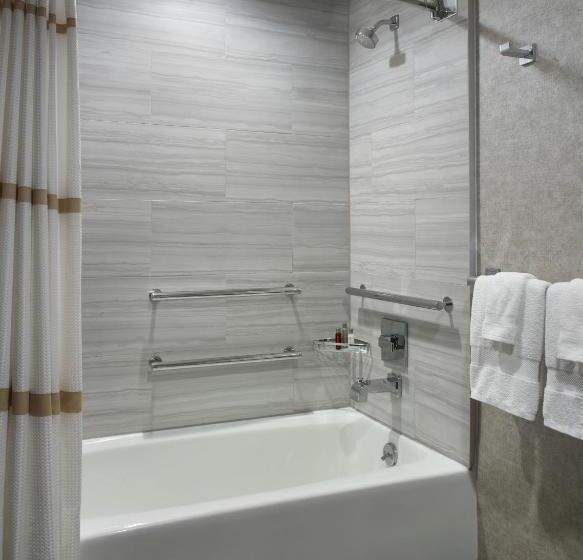 اتاق استاندارد با تخت بزرگ برای معلولان, Atlanta Marriott Peachtree Corners