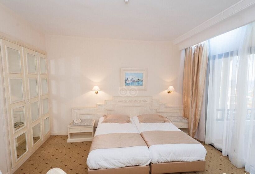 اتاق استاندارد سه نفره, L Orient Palace Resort And Spa