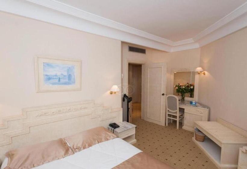 اتاق استاندارد یک نفره با چشم‌انداز دریا, L Orient Palace Resort And Spa