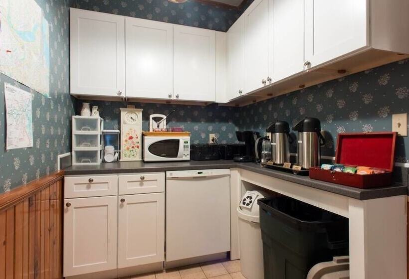 Номер Стандарт, The Coolidge Corner Guest House: A Brookline Bed And Breakfast