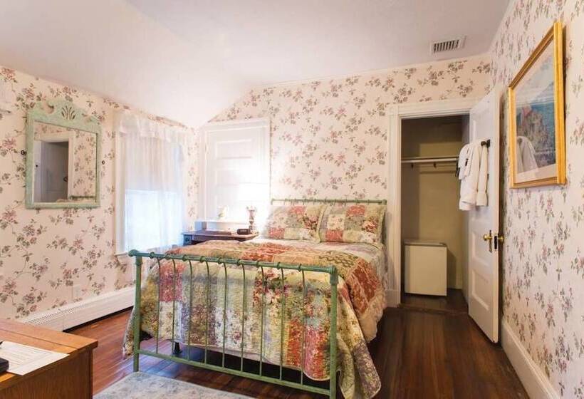 Standard Room, The Coolidge Corner Guest House: A Brookline Bed And Breakfast