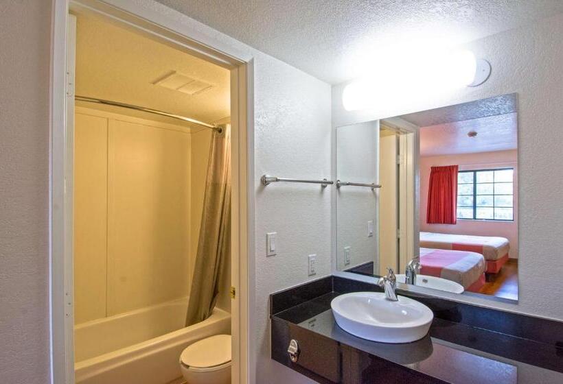اتاق پریمیوم چهارنفره, Motel 6 Redding, Ca  South