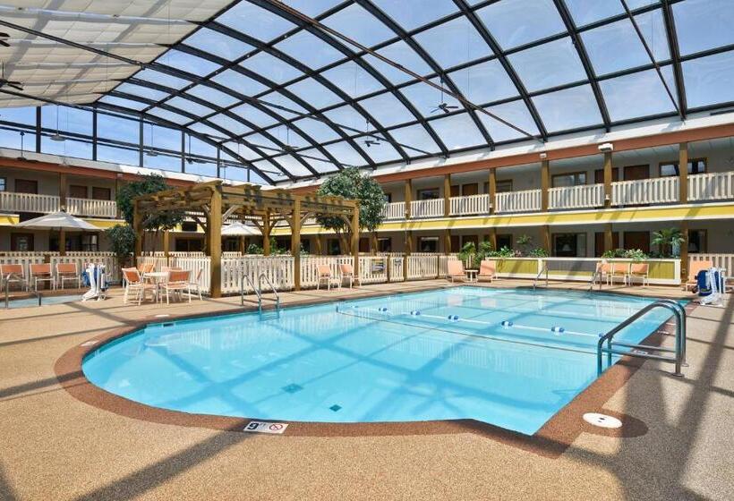 اتاق استاندارد با چشم‌انداز استخر, Best Western Plus Dubuque Hotel And Conference Center