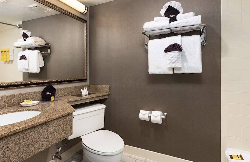 سوییت خانوادگی, Best Western Plus Landmark Inn