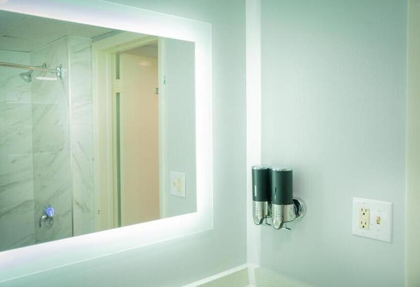 اتاق لوکس با تخت بزرگ, Royal Inn & Suites
