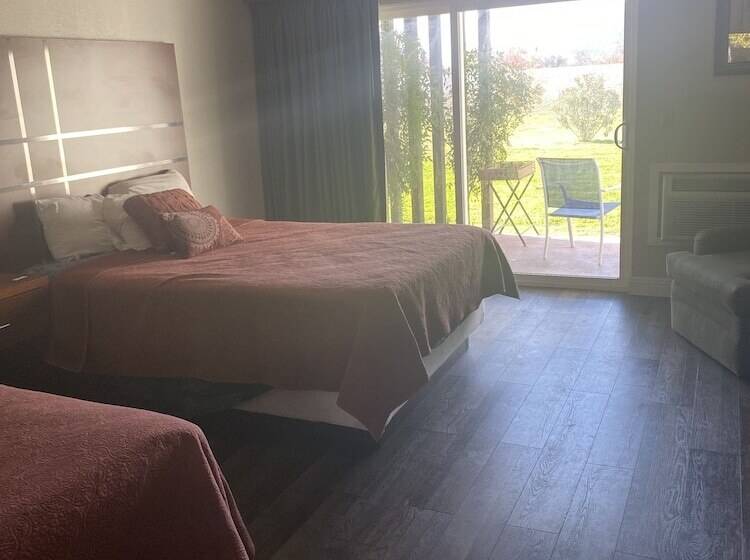 اتاق لوکس, Western Holiday Lodge