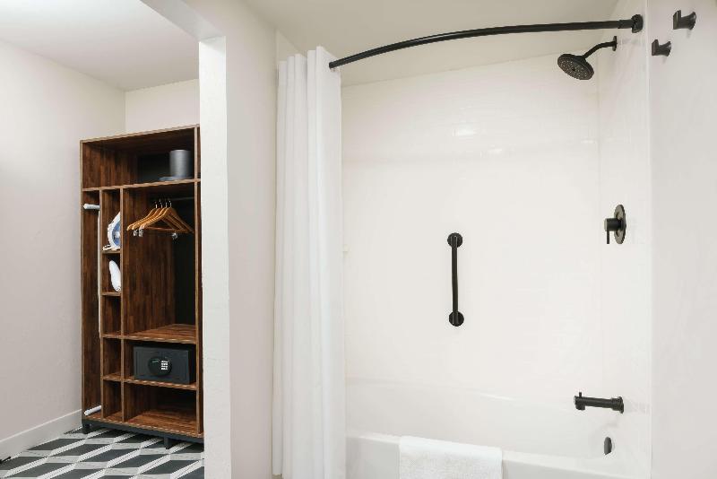 اتاق استاندارد با چشم‌انداز استخر, Hampton Inn Key West Fl