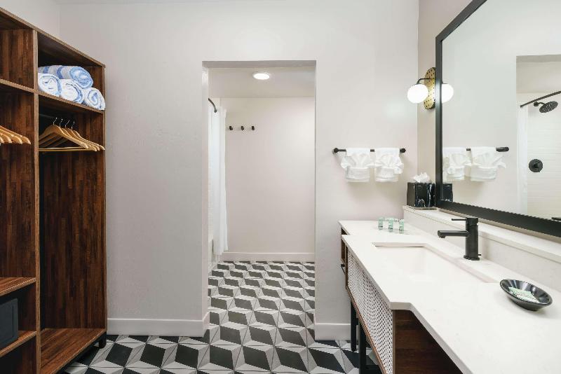 اتاق استاندارد با چشم‌انداز استخر, Hampton Inn Key West Fl