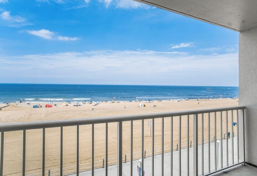 سوییت با چشم‌انداز دریا, Beach Quarters Resort