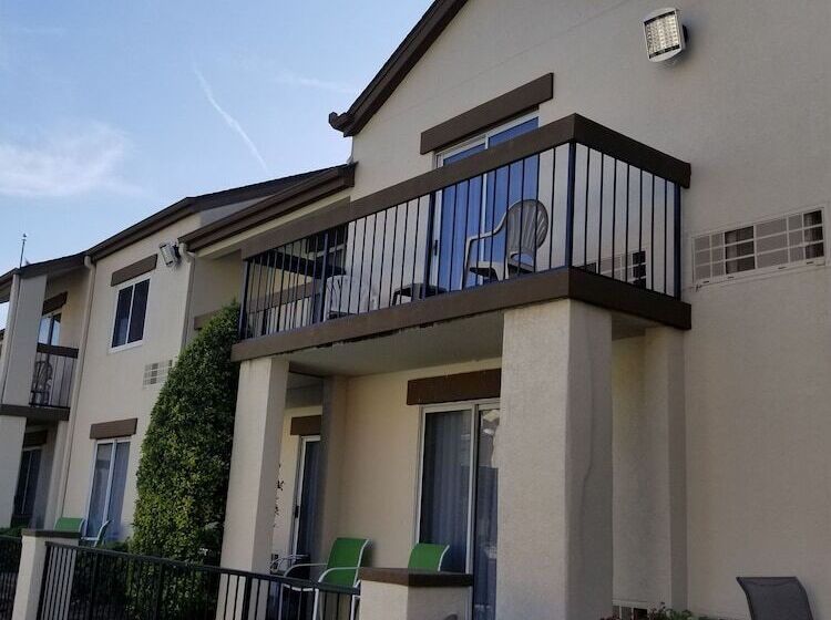 اتاق داخلی دلوکس, Club Hotel Nashville Inn & Suites