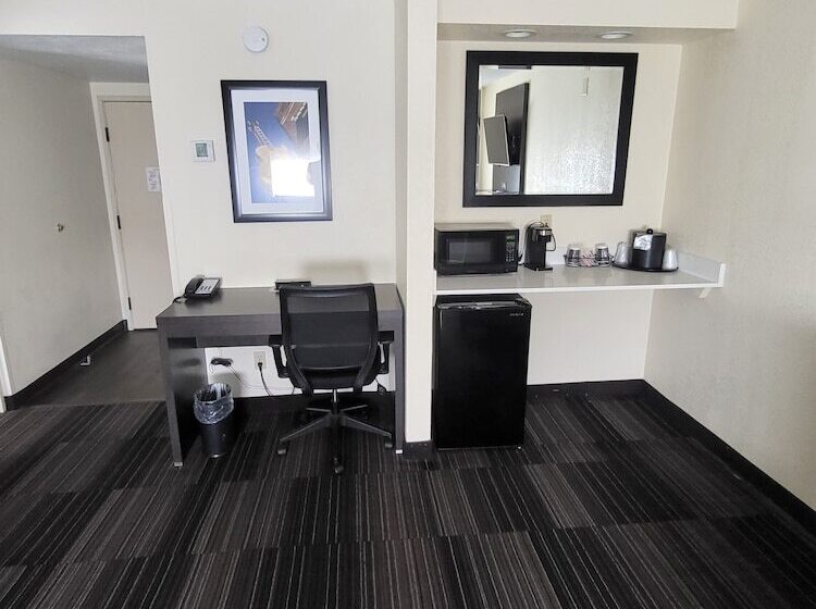 سوییت اجرایی, Club Hotel Nashville Inn & Suites