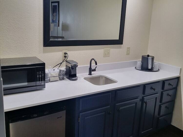 سوییت اجرایی, Club Hotel Nashville Inn & Suites