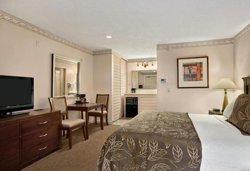 اتاق استاندارد با تخت بزرگ برای معلولان, Days Inn By Wyndham San Diego  Circle Near Seaworld